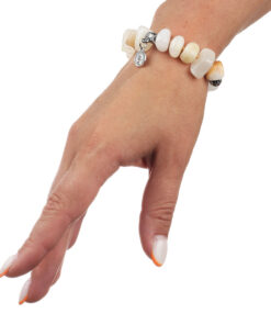 Браслет з коралу з підвісками білий